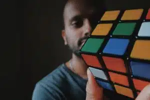 Je ziet snel oplossingen voor problemen. Veel sneller dan je collega's ... en dan komt de uitdaging om te zorgen dat ze die oplossing ook kunnen zien.